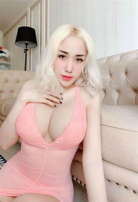 Haysex3x | Áo thun trắng ngồi trên giường chọt bím bằng toy tím